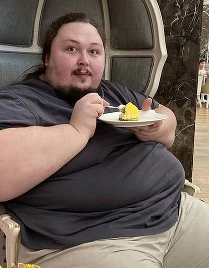 Осталось сбросить 20 кг: сын Никаса Сафронова появился на публике после похудения более чем на 100 кг