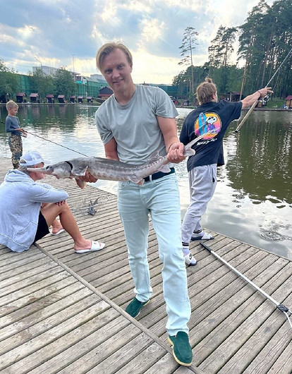 Там какие-то лютые схемы: бывшая жена сына Кадышевой утверждает, что он использует женщин ради денег