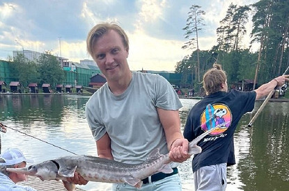 Там какие-то лютые схемы: бывшая жена сына Кадышевой утверждает, что он использует женщин ради денег