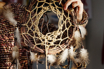 Для чего нужен «ловец снов»: защитные функции и принцип работы талисмана