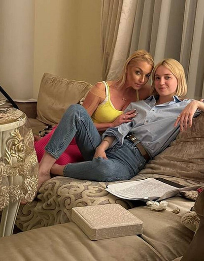 Анастасия Волочкова прокомментировала слухи об отмене свадьбы дочери