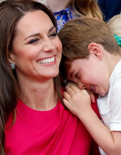 Как он быстро растет!: Кейт Миддлтон поделилась новым портретом принца Луи в честь его дня рождения
