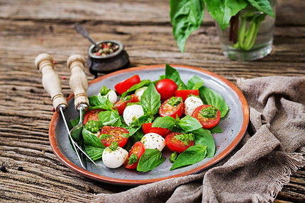 Вкусные весенние салаты: 14 лучших рецептов