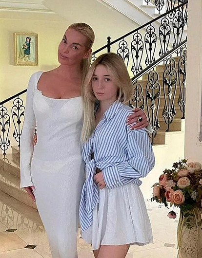 Дочь Анастасии Волочковой закрыла все соцсети после скандальных высказываний матери о ее женихе