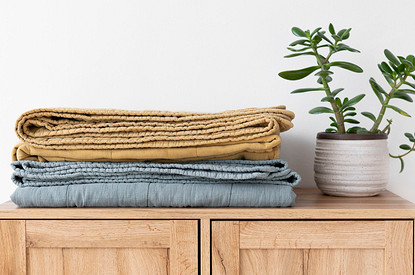 Как сложить постельное белье: лучшие способы для компактного хранения