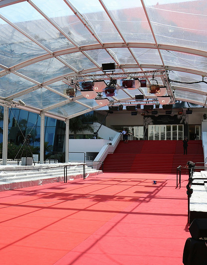 Гостьям Каннского кинофестиваля 2025 запретили надевать голые платья