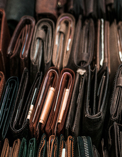 Каким должен быть кошелек для привлечения денег: цвет, символы и советы по «зарядке»