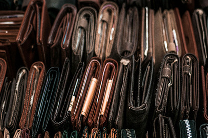 Каким должен быть кошелек для привлечения денег: цвет, символы и советы по «зарядке»