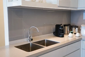 Из какого материала лучше выбрать мойку для кухни: советы эксперта