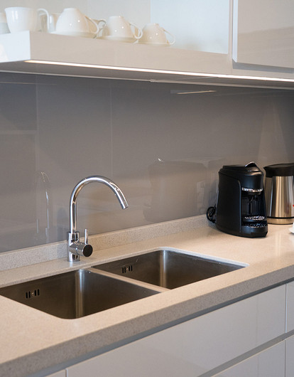 Из какого материала лучше выбрать мойку для кухни: советы эксперта