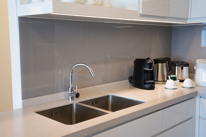 Из какого материала лучше выбрать мойку для кухни: советы эксперта