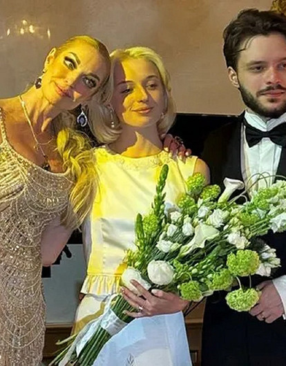 Путешествие состоялось: Анастасия Волочкова жила с дочерью во время ее медового месяца