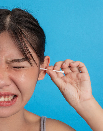 К чему чешется левое ухо: трактовка приметы для мужчин и женщин