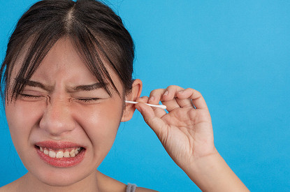 К чему чешется левое ухо: трактовка приметы для мужчин и женщин