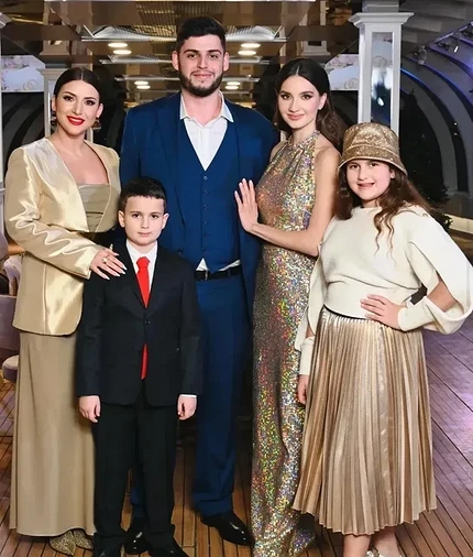 Жасмин с детьми и невесткой