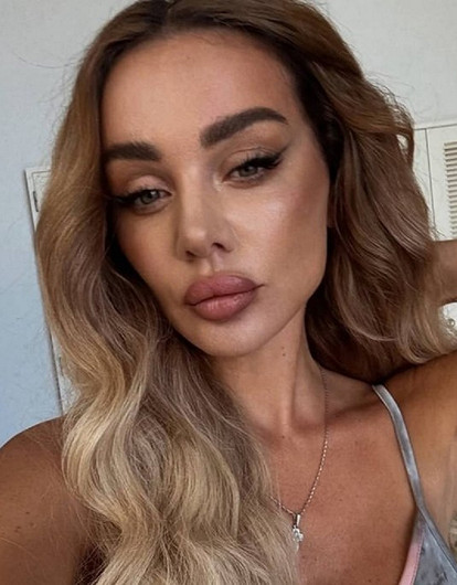 Анну Седокову заподозрили в романе с певцом, который младше нее на 15 лет