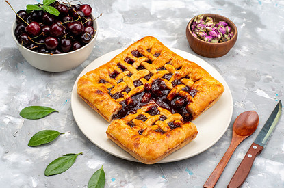 Что приготовить с вишней: 12 вкусных рецептов