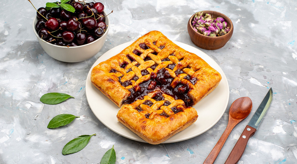 Что приготовить с вишней: 12 вкусных рецептов