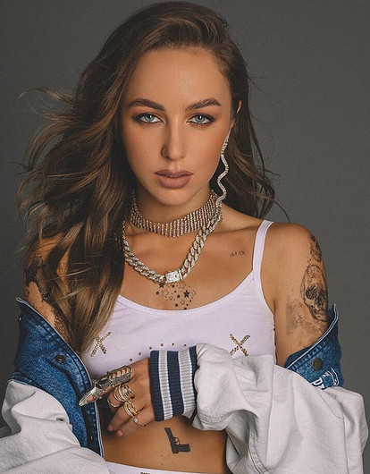 Мари Краймбрери: биография, личная жизнь и фото певицы с новорожденной дочерью