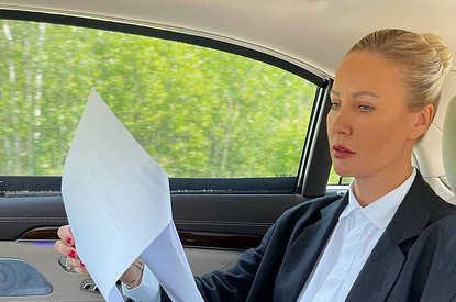 Молча возил в больницу, где мне зашивали подбородок: Елена Летучая рассказала о поддержке мужа на съемках