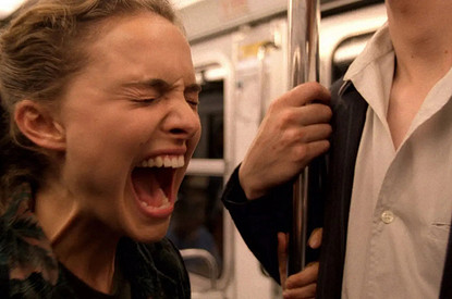 Как успокоить человека в истерике: советы от психолога