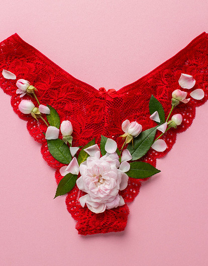 Красные трусы на люстре: откуда взялся и зачем нужен этот эксцентричный ритуал