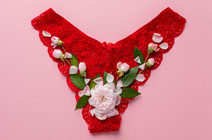 Красные трусы на люстре: откуда взялся и зачем нужен этот эксцентричный ритуал