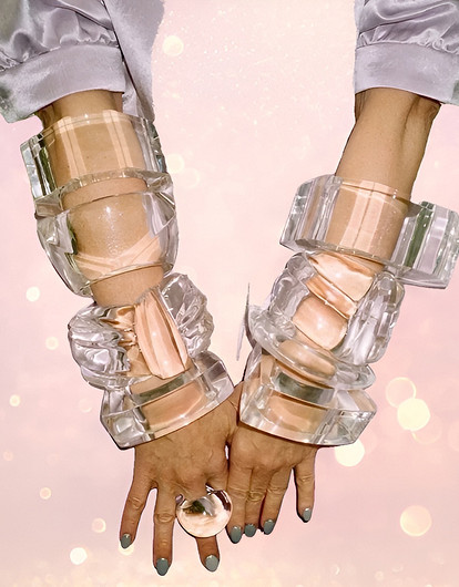 Акриловая волна: почему все снова носят пластиковые кольца и браслеты