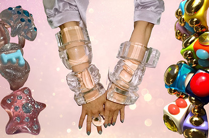 Акриловая волна: почему все снова носят пластиковые кольца и браслеты