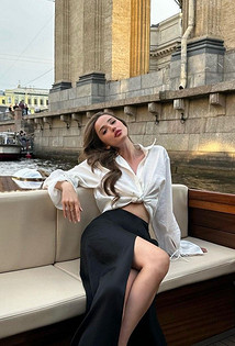Длинная юбка с разрезом: с чем носить и как стилизовать