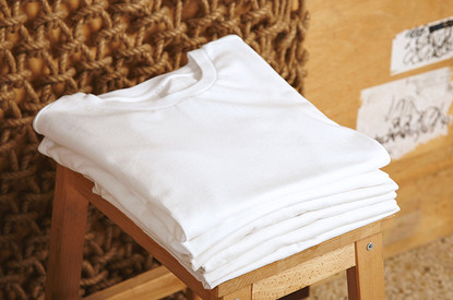 Как сложить футболку, чтобы не помялась: 15 способов