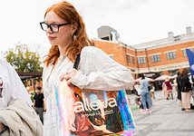 Читательница с подарком от  Alleva