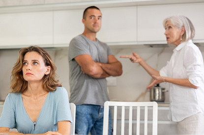 Как культурно выгнать загостившуюся свекровь: рассказывает психолог