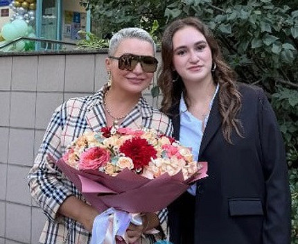 Звезды отвели детей в школу 1 сентября: трогательные снимки из соцсетей