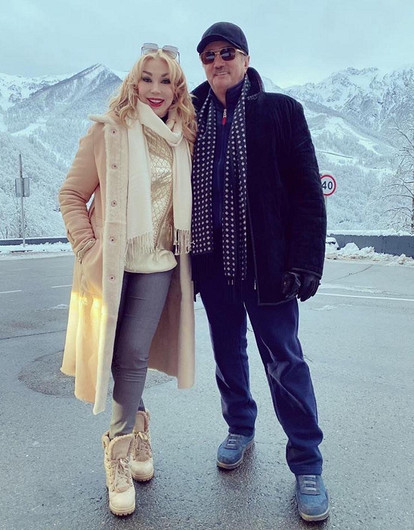 Маша Распутина официально расписалась с мужем после 25 лет отношений