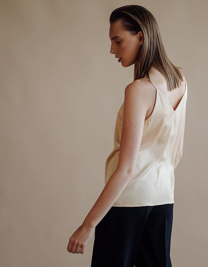 Красивые позы для фотосессии: 10 вариантов, которые визуально улучшат фигуру