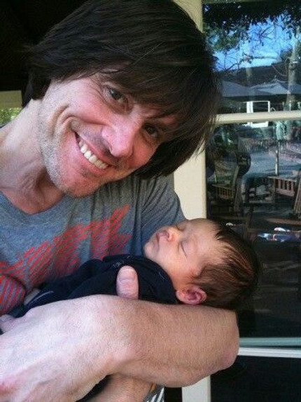 Статус не по возрасту: кто из звезд стал дедушкой до 45 лет