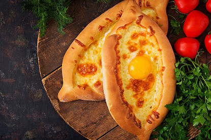 Как правильно есть хачапури в ресторане и дома