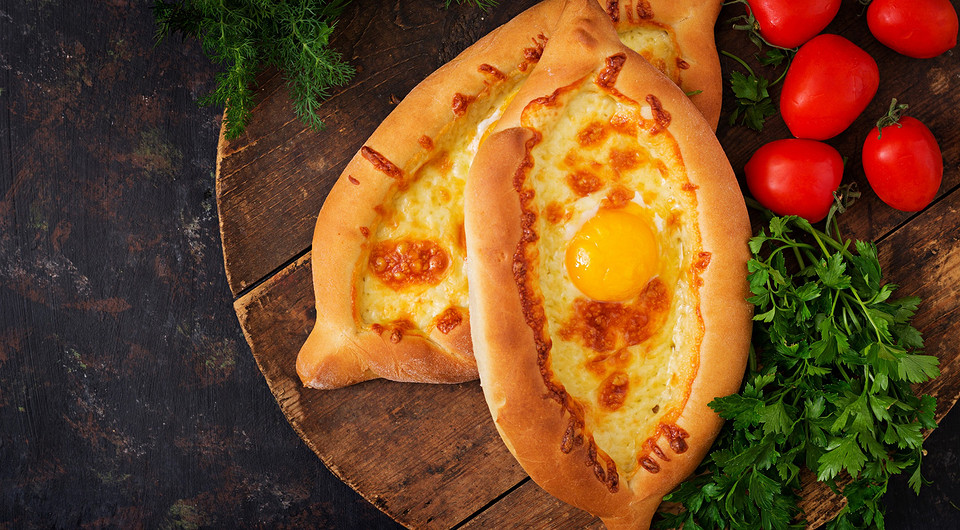 Как правильно есть хачапури в ресторане и дома