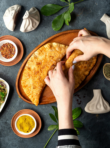 Как правильно есть хачапури в ресторане и дома