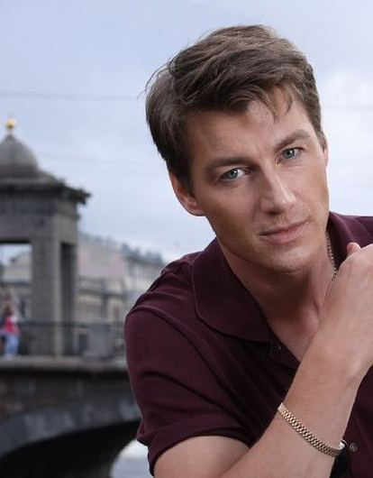 Мне очень повезло с семьей: Алексей Воробьев пришел на кинопремьеру с тещей