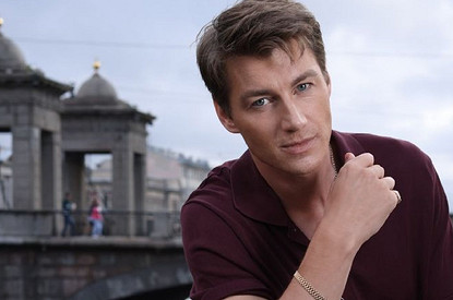 Мне очень повезло с семьей: Алексей Воробьев пришел на кинопремьеру с тещей