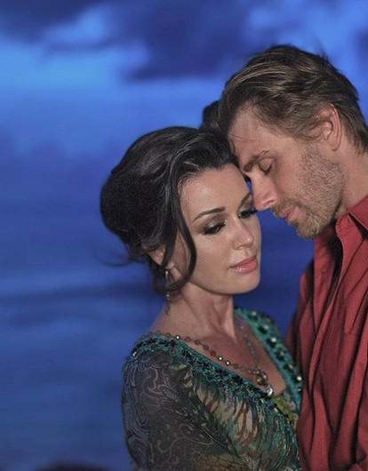 Почти каждый день ходит к ней на кладбище: как живет Петр Чернышев через год после смерти Заворотнюк