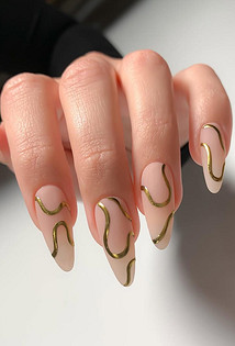 Денежный маникюр на январь 2026: оттенки, которые притягивают успех