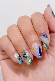 Денежный маникюр на январь 2026: оттенки, которые притягивают успех