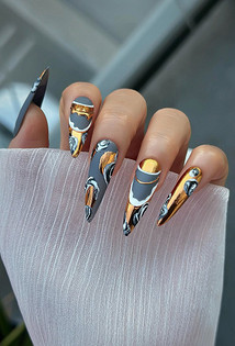 Денежный маникюр на январь 2026: оттенки, которые притягивают успех