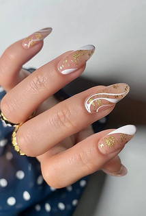 Денежный маникюр на январь 2026: оттенки, которые притягивают успех