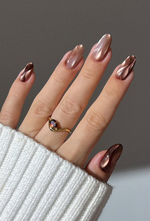 Денежный маникюр на январь 2026: оттенки, которые притягивают успех