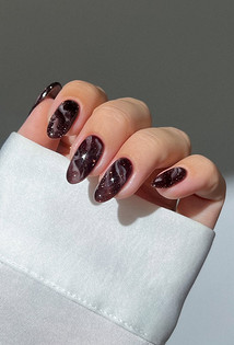 Денежный маникюр на январь 2026: оттенки, которые притягивают успех