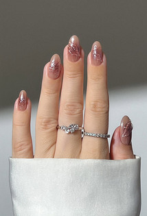 Денежный маникюр на январь 2026: оттенки, которые притягивают успех